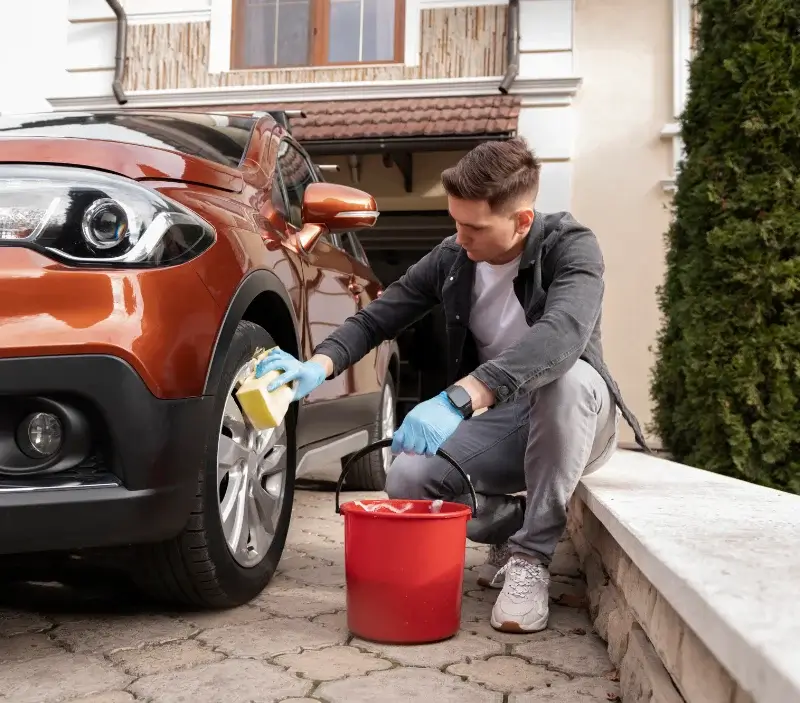 Lavage auto à domicile Saint-Ennemond : professionnel intervenant sur un véhicule